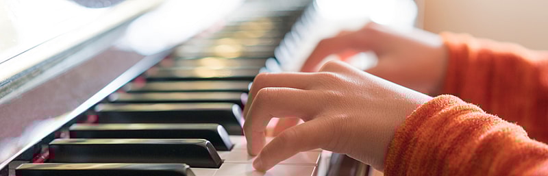 App that listens to piano and outlet writes notes