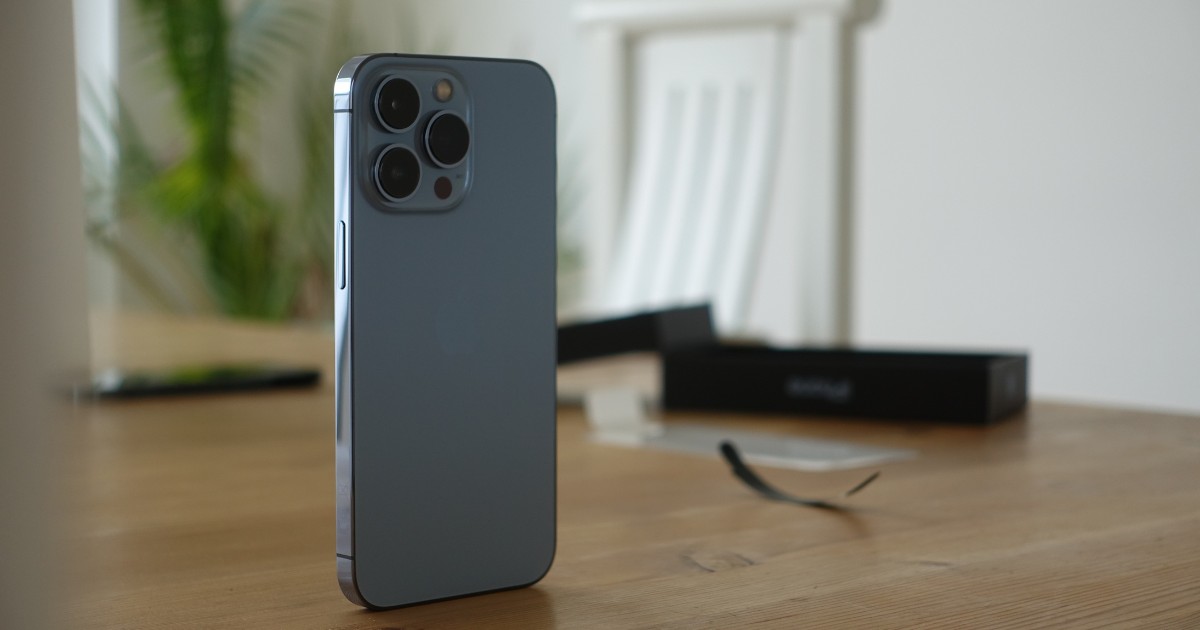 iphone-15-with-case-geekflare