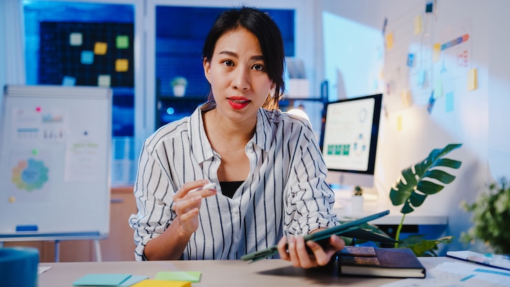 asia-businesswoman-social-distancing-new-normal-virus-prevention-looking-camera-presentation-colleague-about-plan-video-call-while-work-office-night_7861-3198