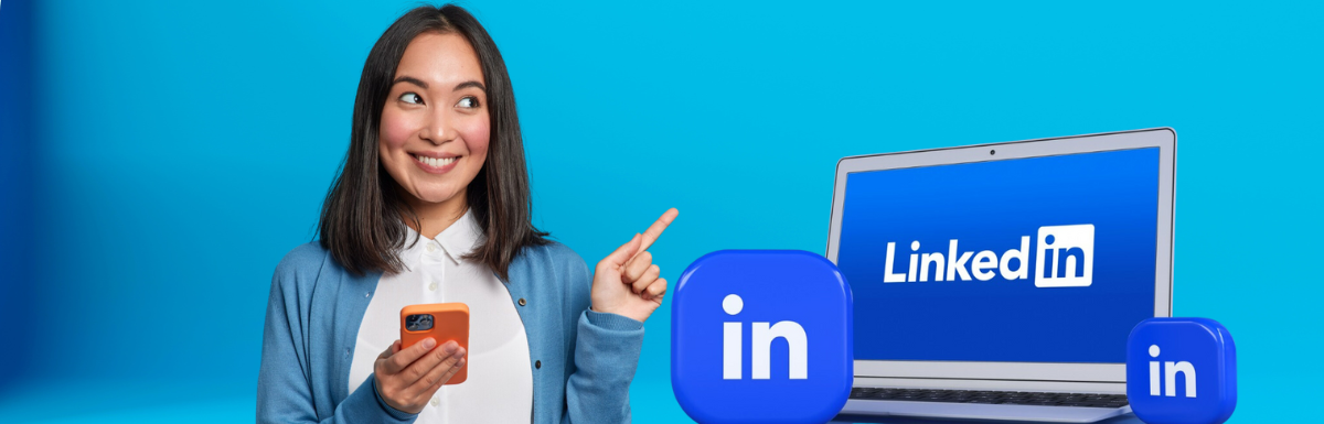 En kvinne peker på en bærbar PC med linkedin-logoer på.