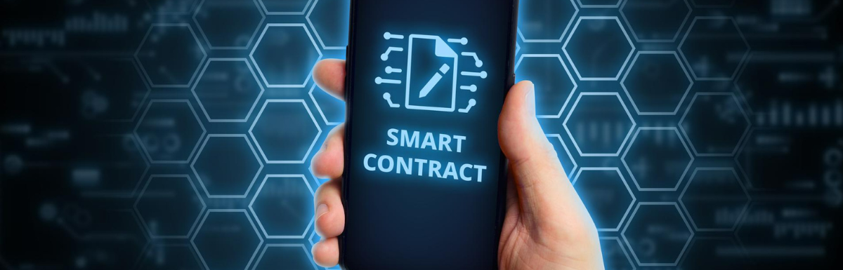 Une personne présentant un contrat intelligent sur un téléphone.