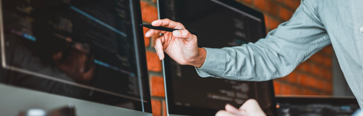 Un homme utilise WebSocket Testing Tools pour pointer vers un écran d'ordinateur.